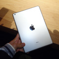 iPad Air本体背面。薄型化にともなって4隅がよりシャープなデザインに仕上がっている