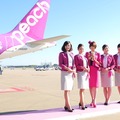 「MARIKO JET」と篠田麻里子（中央。10月27日、成田空港）