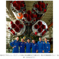 組立中のソユーズロケットを背にクルーたちと記念撮影する若田宇宙飛行士（中央左）