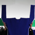 「オム・プリッセ・イッセイ・ミヤケ（HOMME PLISSE ISSEY MIYAKE）」の服には、縫製後にプリーツをかける「製品プリーツ」の手法を採用。写真はプリーツをかけた後