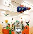 河井美咲の地球を遊園地に見立てた立体作品に、ビデオアニメが加えられた大作インスタレーション