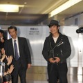羽田空港で500人以上のファンに出迎えられたイ・ビョンホン