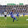 徳島 vs 千葉（鳴門大塚、1日）。徳島は37分、ドウグラスがPKで先制。後に同点とされるが、試合結果が引き分けの場合、リーグ戦上位の徳島が決勝へ。