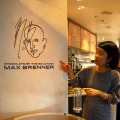 入り口のおじさんの絵はブランドロゴ。MAX BRENNERという架空の人物らしい。お店はチョコレート工場をイメージしているため、チョコ撹拌機が置いてあります。