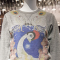 プルオーバーにも火の鳥が大きくデザインされている（１万8,900円）