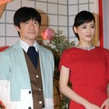 内村光良（向かって左）と綾瀬はるか