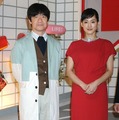 内村光良（向かって左）と綾瀬はるか