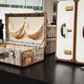 グッチ「ICONS OF HERITAGE - 受け継がれるアイコン」展にて、最も古い作品は20年代に製作された白のトランク（右）