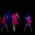 Perfume の3人の彫像に映像が投影されるインスタレーション「Physicalizing Data by Rhizomatiks」。ホログラフィックにより踊る生身のPerfume3人、あ～ちゃん、のっち、かしゆかが現出