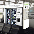 スマホアクセサリー専用の自販機が羽田空港に登場！ 画像