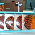 「コンパーティス ショコラティエ（Compartes chocolatier）」銀座三越オリジナルのプリントが転写されたオランジェット（4枚入、1,575円）