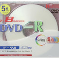 　リコーは、10,000パック限定のデータ用8倍速対応DVD-Rメディア5枚とデータ用4倍速対応DVD+RWメディア1枚の6枚セット「DMRD-8XCWCR6」などを6月29日から順次発売する。