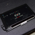 開発者キットを装着したタブレット。USB接続で取り付けられる