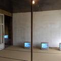 オノ・ヨーコの特別展「北海道のためのスカイTV」で展示される「スカイ TV」。モニターを使って北海道・十勝千年の森の空をライブ上映する