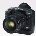 　キヤノンは、プロフェッショナル向けデジタル一眼レフカメラ「EOS-1D Mark II」のファームウェア Ver.1.0.2を同社Webサイトに公開した。