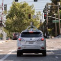 カリフォルニア州マウンテンビュー市を走行するGoogleの自動運転車