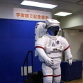 宇宙服の後ろに立ち、顔を入れて記念撮影できる撮影スポットもある