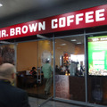 店の前から美味しそうなコーヒーの香りが漂ってくる、南港展示ホール1階のコーヒーショップ「伯朗珈琲館/MR.BROWN COFEE」