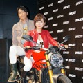 ドゥカティ『モンスター1200』の発表会に登場した女優の釈由美子さんと俳優の永井大さん