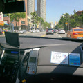 タクシー移動中に、ウィンクして風景撮影を楽しんだ。掲載画像では画像サイズが縮小されているが、オリジナル画像では標識やタクシー内に貼られたステッカーの文字も十分に判読が可能だ。