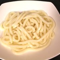 麺をお皿に盛ります。ここまでは、いつもと同じ。