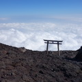 山頂にある鳥居