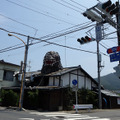 なんだコリャ！民家の屋根を突き破るゴジラが話題