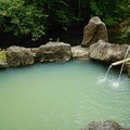 「民宿みちのく深沢温泉」の露天風呂もいい湯でした。すだれの先は女性風呂で、お互い丸見えです。青森ってオープンだ