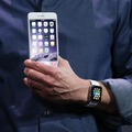 iPhone 6を持ち、Watchを装着したティム・クック　(c) Getty Images