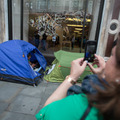 ロンドンのアップルストア前でテントを張る人が（c）Getty Images