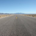 「全米一車の通らないハイウェイ」がこのNV-375「Extraterrestrial Highway」だ。道路の真ん中で記念撮影してもまず問題なし