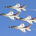 Nellisといえば空軍デモチーム「サンダーバーズ」のベース。11月には派手なデモフライトを見学可能だ。こちらはダイヤモンド編隊飛行で密集度の高さが見もの