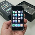 iPhone 6はこれまでのiPhoneデザインと一貫性がないという声も聞こえるが、じつは初代iPhoneのDNAを継承しているのではないか（写真は2007年発売の初代iPhone）