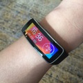 ウェアラブル端末等の連携にも期待したい。筆者が愛用しているサムスン電子製「Gear Fit」は残念ながらサムスン製スマホとしか連携できない。こうしたメーカー間の囲い込みに専用デバイスが用いられるのがこれまでの通例だったが、スマホOSでポータル化されることで、ユーザー自身がウェアラブル端末やサービスの選択の自由も広がるはず