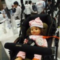ベビーカーに乗った赤ちゃん人形にベビーバンドが装着されていた。赤ちゃんの状態を24時間記録できる