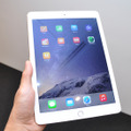 薄いぞ！軽いぞ！新しい「iPad Air 2」……実機を早速さわってみた 画像
