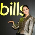 「bills」in Seoulのオープニングレセプションパーティに訪れたクララ。