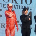 「第27回東京国際映画祭」声優の梶裕貴とともに登場した「巨人くん」