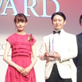 （左から）トリンドル玲奈、「カクテルアワード2014」受賞者の駒井優三