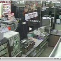 埼玉県吉川市で発生したコンビニ強盗事件の動画を公開 画像