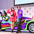 1,600万円の「エヴァ」デザインスーパーカーに大興奮の加藤夏希＆DAIGO