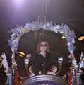 ゴンドラで登場した、YOSHIKI（X JAPAN）／ハローキティ40thパレード「ARIGATO EVERYONE！」 in サンリオピューロランド