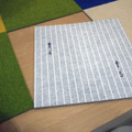 ペット関連商品の展示会「Interpets」で見つけたタイル状のカーペット。裏面は吸着性がある