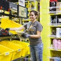 Amazon配送センターで働くロボットたちの映像初公開