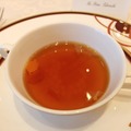 コンソメスープ　シェリー酒風味。キャベツが鶴、人参が亀の形に切り抜かれている