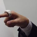 富士通の指輪型ウェアラブルデバイス。重量は10gと軽量