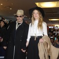 羽田空港に降り立ったジョニー・デップと婚約者のアンバー・ハード