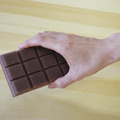 「チョコレート型キッチンスポンジ」手に持って