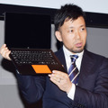 BEAMSモデルのVAIO Zを掲げる伊藤好文氏