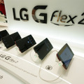 フラグシップスマホの「LG G Flex 2」を展示